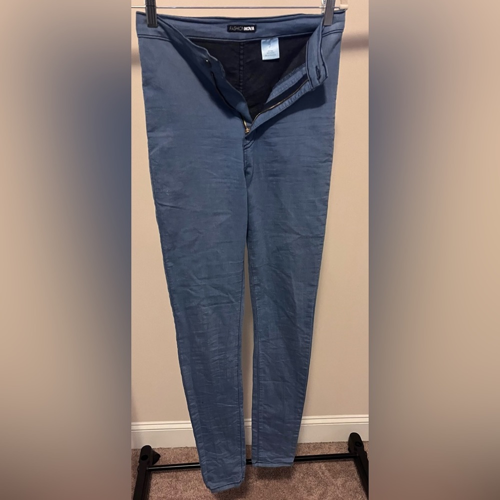 FASHION NOVA  Medium-Wash  JEANS SIZE 7